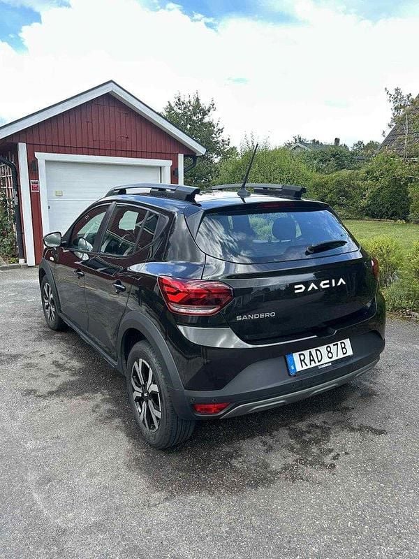 Svart Begagnad 2023 Dacia Sandero Stepway Halvkombi | 140 000 kr (Marknadspris) - Bild 1/4