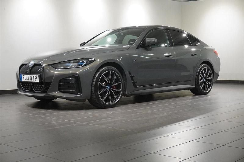 Grå (dravit grå metallic) Begagnad 2024 BMW i4 Comfort Edition Sedan | 559 900 kr (Marknadspris) - Bild 1/4