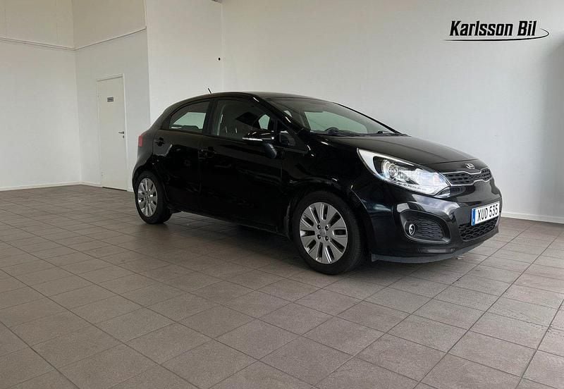 Svart Begagnad 2014 Kia Rio Halvkombi | 74 900 kr (Marknadspris) - Bild 1/4