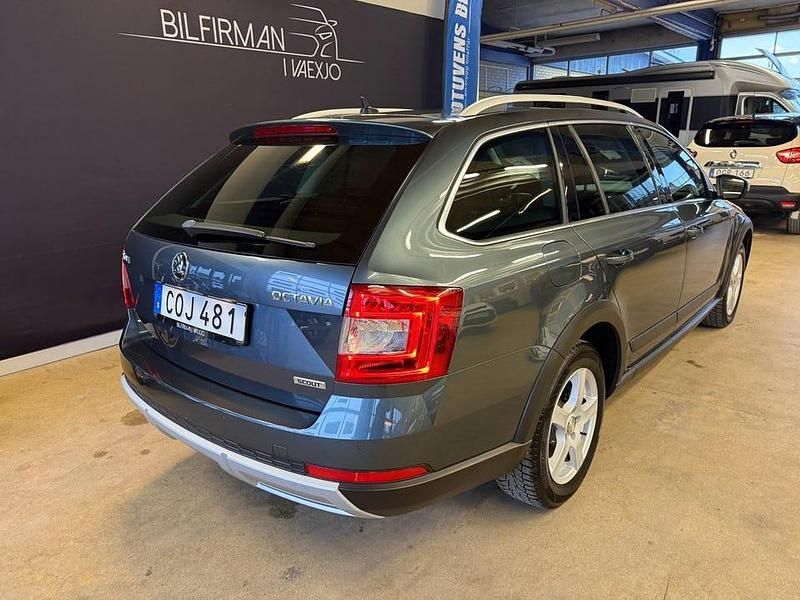 Begagnad Skoda Octavia Scout 150 HK (110 kW) 2016 Grå Kombi