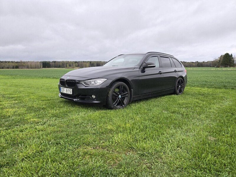 Svart Begagnad 2013 BMW 328 Sport Line Kombi | 158 500 kr (Marknadspris) - Bild 1/4