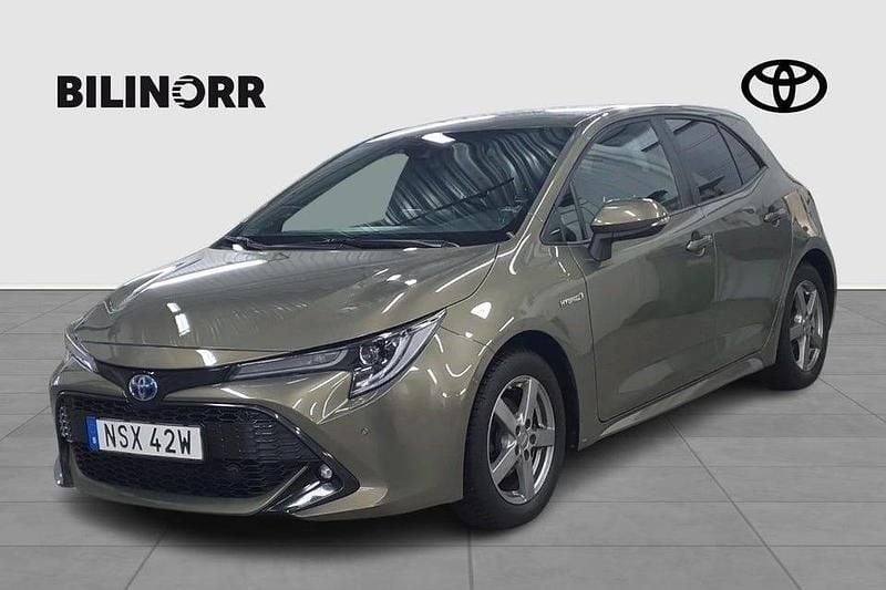 Grön Begagnad 2019 Toyota Corolla Style Halvkombi | 204 900 kr (Marknadspris) - Bild 1/4