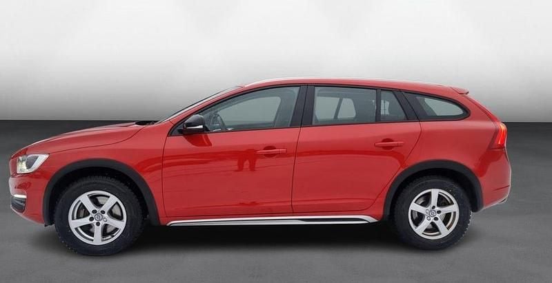 Begagnad Volvo V60 CC Momentum 245 HK (180 kW) 2017 Röd Kombi
