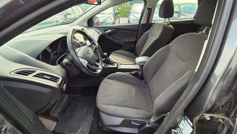 Blå Begagnad 2016 Ford Focus Titanium Halvkombi | 69 900 kr (Bra pris) - Bild 1/4