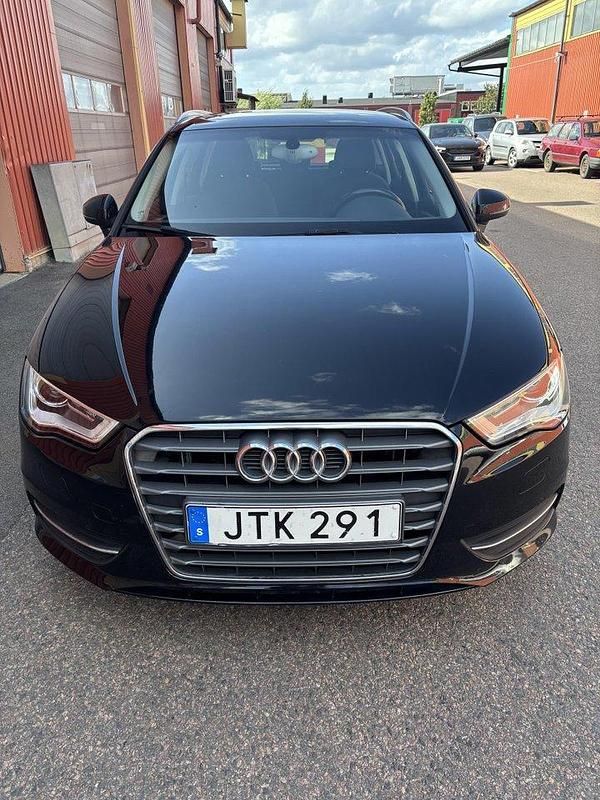 Svart Begagnad 2015 Audi A3 Sportback Attraction Halvkombi | 105 000 kr (Marknadspris) - Bild 1/4