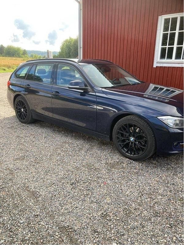Blå Begagnad 2014 BMW 320 Sport Line Kombi | 90 000 kr (Superpris) - Bild 1/3