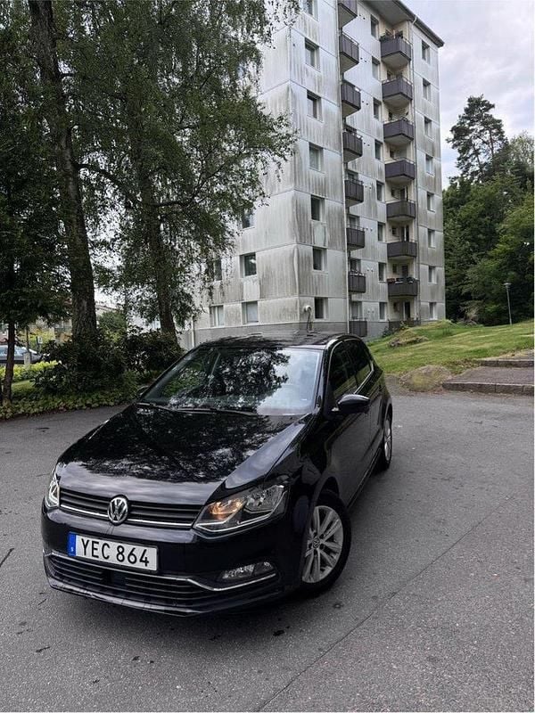 Svart Begagnad 2016 VW Polo Halvkombi | 124 900 kr (Marknadspris) - Bild 1/4