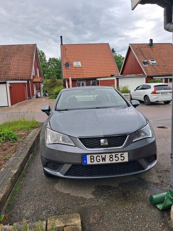 Grå Begagnad 2015 Seat Ibiza Style Halvkombi | 72 000 kr (Marknadspris) - Bild 1/4