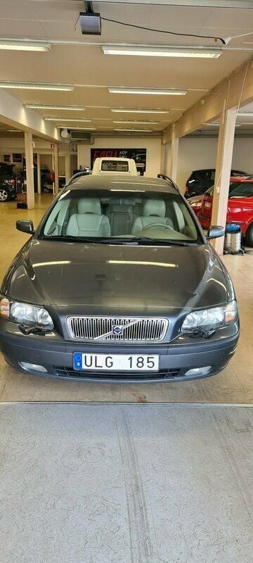 Grå Begagnad 2003 Volvo V70 Business Edition Kombi | 19 900 kr (Marknadspris) - Bild 1/4