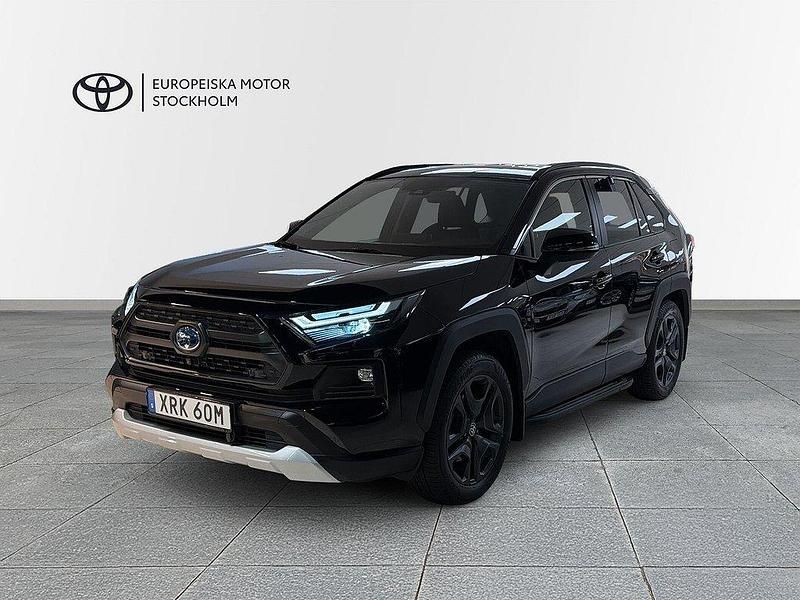 Svart Begagnad 2022 Toyota RAV4 Hybrid SUV | 409 900 kr (Marknadspris) - Bild 1/4