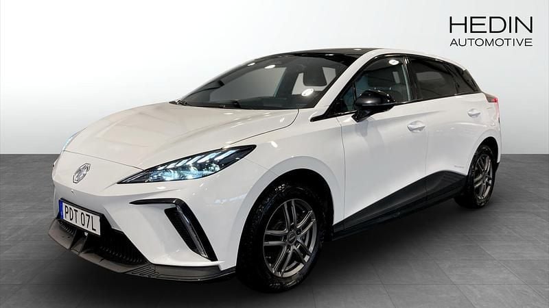 Begagnad MG MG4 EV Luxury 150 kW (204 HK) 2022 Vit Halvkombi