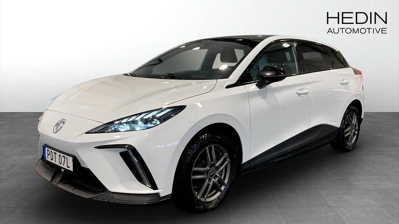 Vit Begagnad 2022 MG MG4 EV Luxury Halvkombi | 249 900 kr (Marknadspris) - Bild 1/4