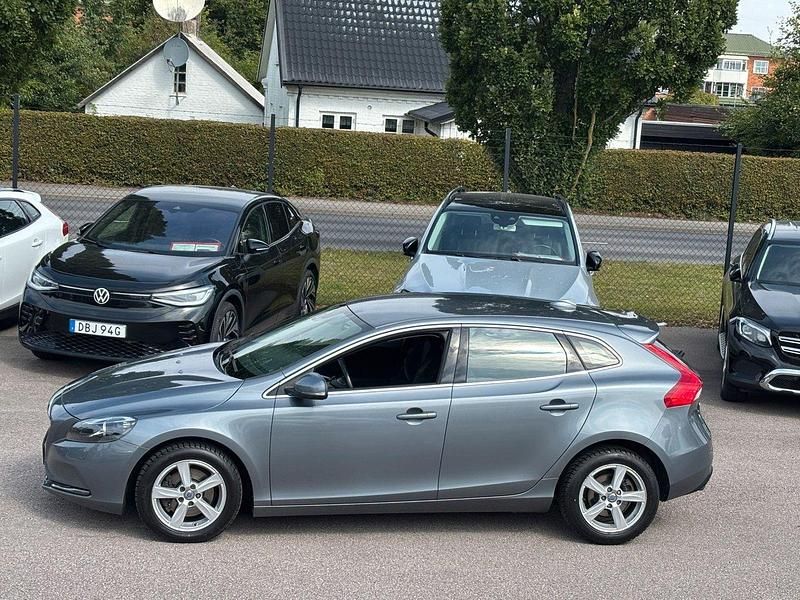 Grå Begagnad 2016 Volvo V40 Momentum Kombi | 139 000 kr (Marknadspris) - Bild 1/4