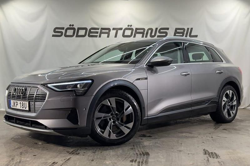 Grå Begagnad 2022 Audi e-tron Proline SUV | 329 900 kr - Bild 1/4