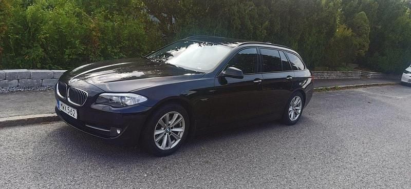 Svart Begagnad 2012 BMW 520 Kombi | 120 000 kr (Marknadspris) - Bild 1/4