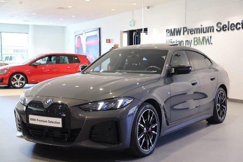 Grå Begagnad 2024 BMW i4 M Sport Sedan | 739 000 kr (Dyr) - Bild 1/3