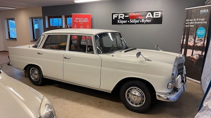 Vit Begagnad 1966 Mercedes 200 Sedan | 110 000 kr - Bild 1/4