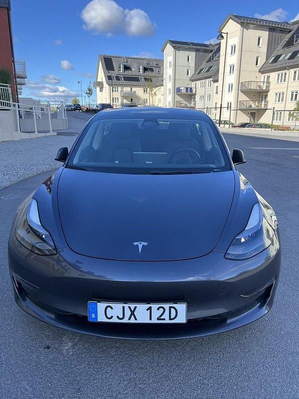 Grå Begagnad 2021 Tesla Model 3 Long Range AWD Sedan | 269 000 kr (Marknadspris) - Bild 1/4