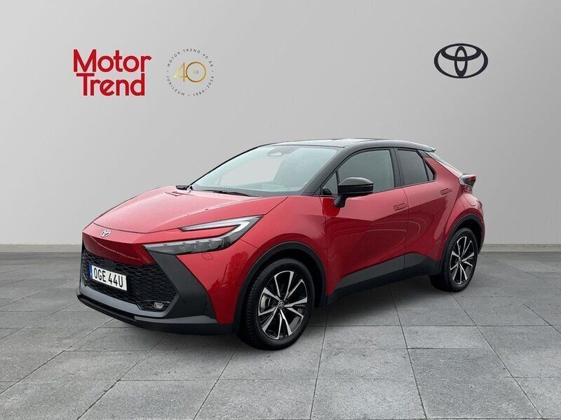 Röd Ny 2024 Toyota C-HR Style SUV | 369 900 kr (Marknadspris) - Bild 1/4