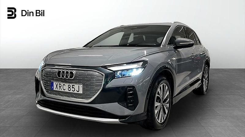 Grå Begagnad 2022 Audi Q4 e-tron Advanced SUV | 379 900 kr (Marknadspris) - Bild 1/4