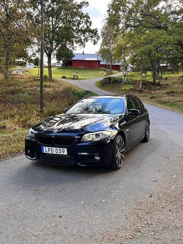 Svart Begagnad 2011 BMW 530 M Sport Kombi | 138 000 kr (Lite dyr) - Bild 1/4
