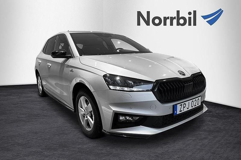 Brilliant silver metallic Begagnad 2024 Skoda Fabia Monte Carlo Halvkombi | 209 900 kr (Marknadspris) - Bild 1/4