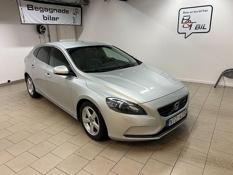 Ljusgrå Begagnad 2013 Volvo V40 Summum Halvkombi | 94 900 kr (Marknadspris) - Bild 1/4