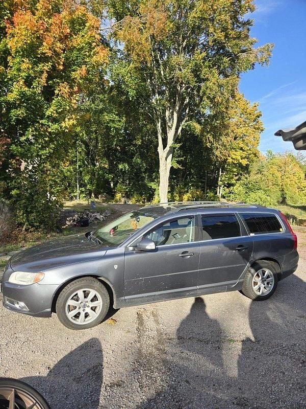Grå Begagnad 2011 Volvo V70 Momentum Kombi | 58 000 kr (Marknadspris) - Bild 1/4
