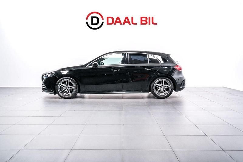 Svart Begagnad 2020 Mercedes A180 AMG line Halvkombi | 239 700 kr (Marknadspris) - Bild 1/4