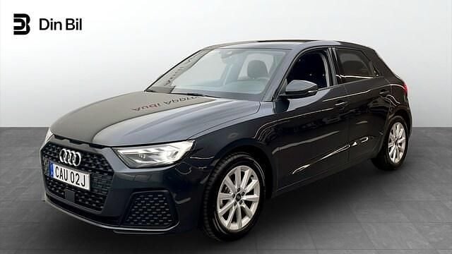 Grå Begagnad 2025 Audi A1 Sportback Proline Halvkombi | 234 000 kr (Marknadspris) - Bild 1/4