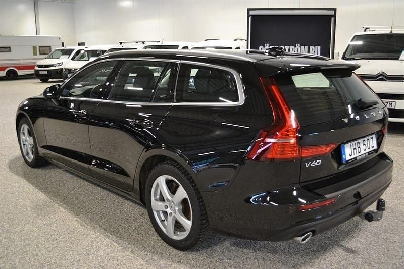 Begagnad Volvo V60 Momentum 190 HK (139 kW) 2020 Svart Kombi
