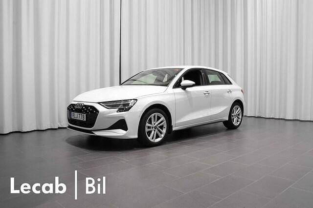 Glaciärvit metallic Begagnad 2024 Audi A3 Advanced Plus Kombi | 299 500 kr - Bild 1/4