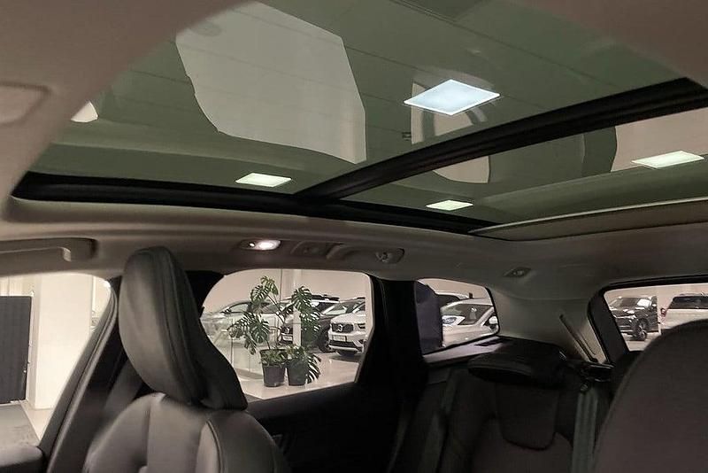 Grå Begagnad 2023 Volvo XC60 Plus SUV | 519 900 kr (Marknadspris) - Bild 1/1