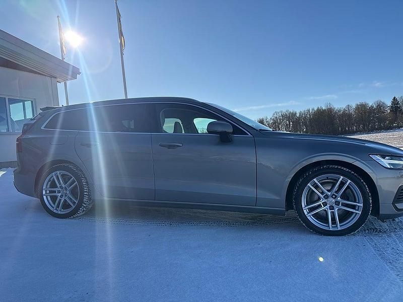 Begagnad Volvo V60 Momentum 303 HK (222 kW) 2019 Grå Kombi