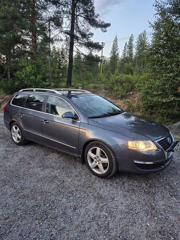 Grå Begagnad 2010 VW Passat Sportline Kombi | 35 000 kr (Dyr) - Bild 1/4