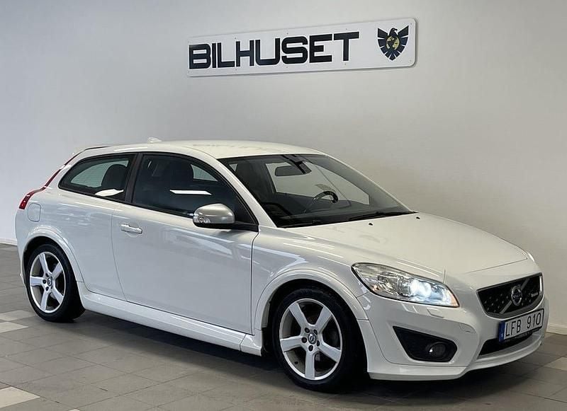 Vit Begagnad 2010 Volvo C30 R-Design Halvkombi | 59 900 kr (Marknadspris) - Bild 1/4