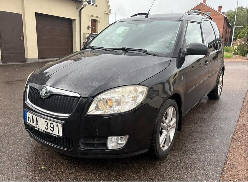 Svart Begagnad 2008 Skoda Roomster Sport Kombi | 28 000 kr (Marknadspris) - Bild 1/4