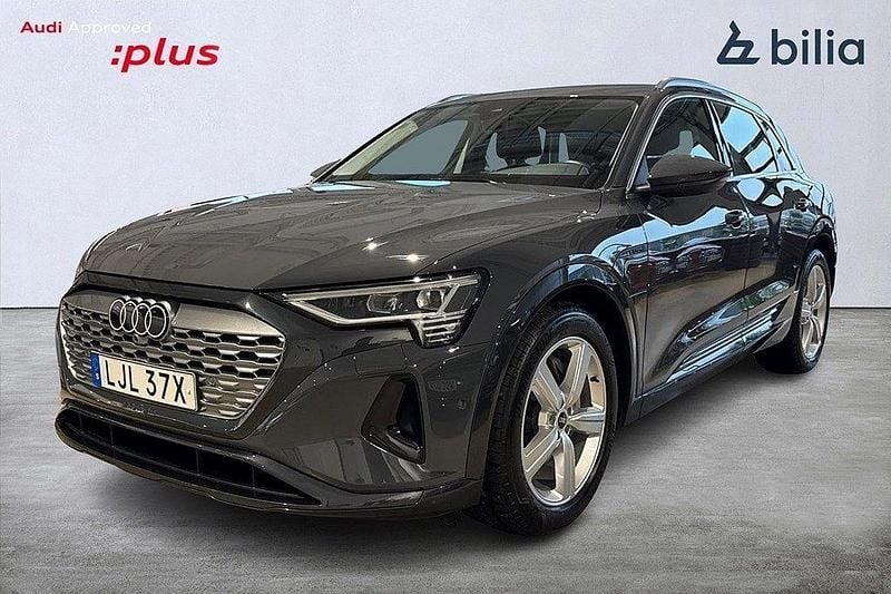 Grå Begagnad 2024 Audi Q8 e-tron Proline SUV | 579 000 kr (Superpris) - Bild 1/3