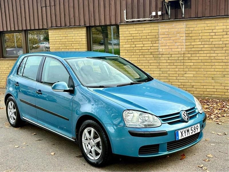 Blå Begagnad 2006 VW Golf V Comfortline Halvkombi | 29 000 kr (Marknadspris) - Bild 1/4