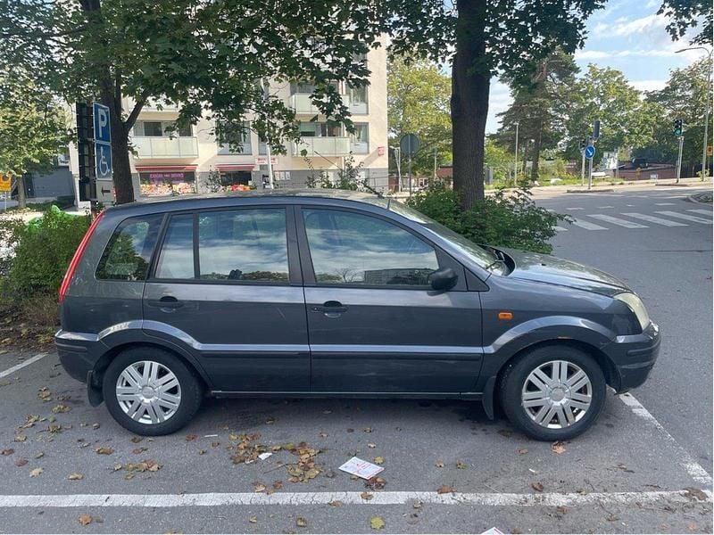 Grå Begagnad 2004 Ford Fusion Halvkombi | 35 000 kr (Marknadspris) - Bild 1/4