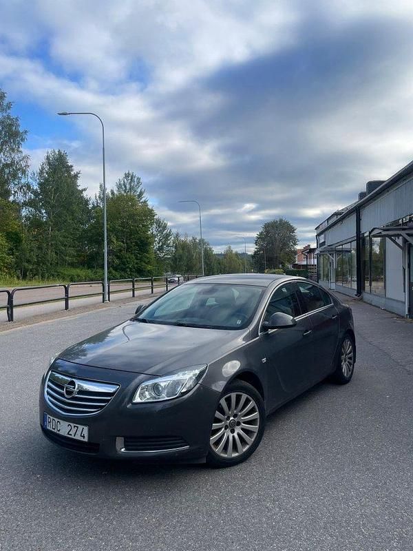 Grå Begagnad 2009 Opel Insignia Edition Halvkombi | 55 000 kr (Marknadspris) - Bild 1/4