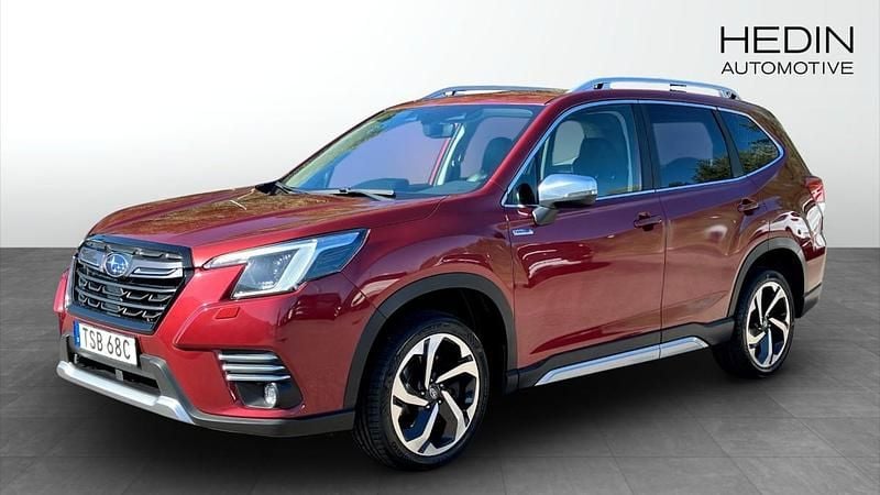 Ljusröd (red) Begagnad 2022 Subaru Forester SUV | 329 900 kr - Bild 1/4