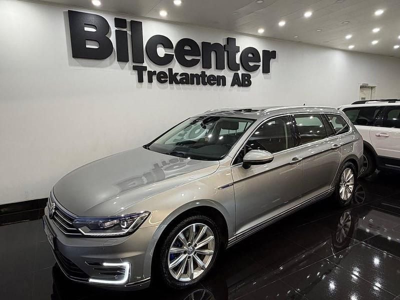 Silver Begagnad 2016 VW Passat GTE Kombi | 139 900 kr (Lite dyr) - Bild 1/4