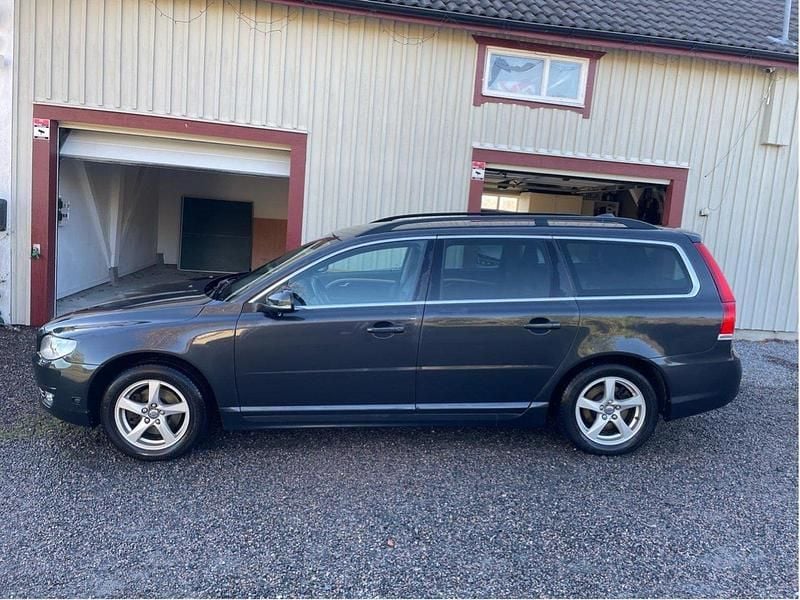 Grå Begagnad 2016 Volvo V70 Momentum Kombi | 160 000 kr (Marknadspris) - Bild 1/4