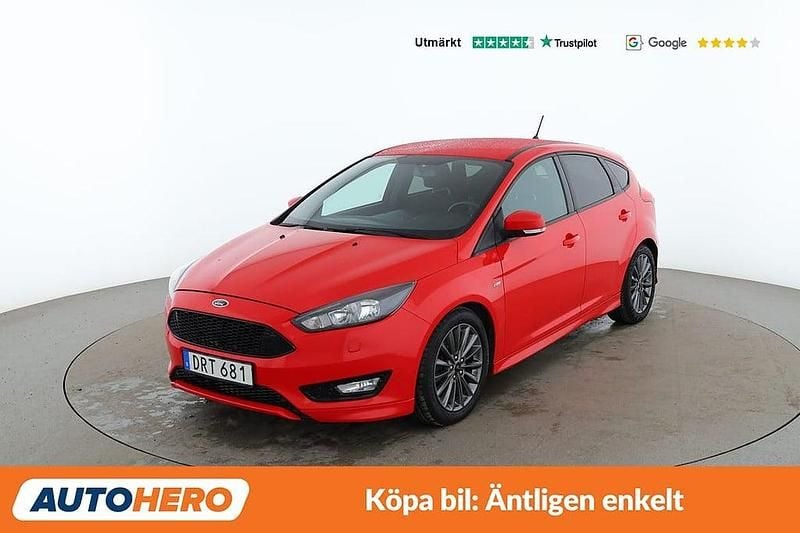 Röd Begagnad 2017 Ford Focus ST-Line Halvkombi | 94 000 kr (Lite dyr) - Bild 1/4