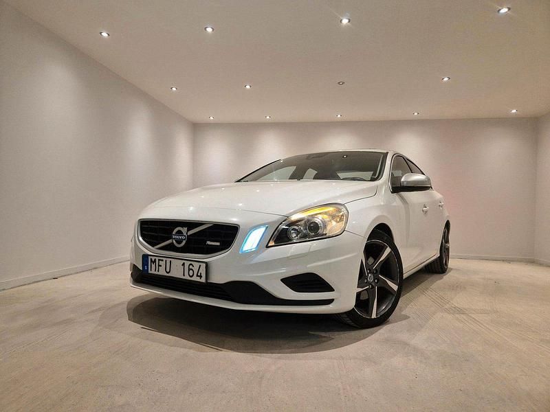 Vit Begagnad 2011 Volvo S60 R-Design Sedan | 89 900 kr (Superpris) - Bild 1/4