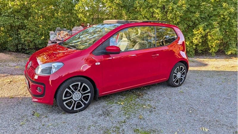 Röd Begagnad 2012 VW up! Halvkombi | 35 000 kr (Marknadspris) - Bild 1/4