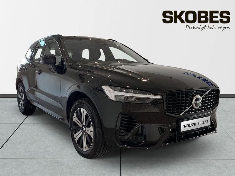 Svart Begagnad 2025 Volvo XC60 Plus SUV | 569 900 kr (Marknadspris) - Bild 1/3