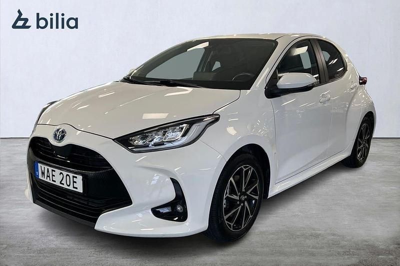 Vit Begagnad 2022 Toyota Yaris Hybrid Active Halvkombi | 219 900 kr (Marknadspris) - Bild 1/3