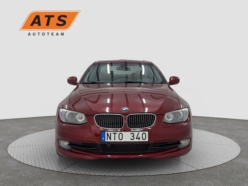 Röd Begagnad 2011 BMW 330 Comfort Edition Sportkupé | 119 900 kr (Marknadspris) - Bild 1/4